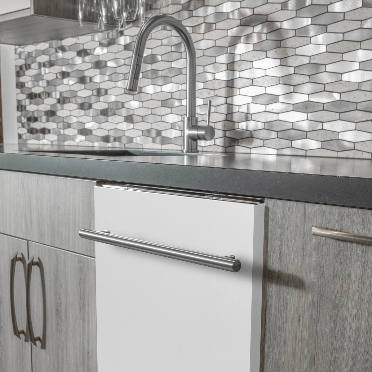 ZLINE 24 in. White Matte Top Control Dishwasher with Stainless Steel Tub and Modern Style Handle, 52dBa