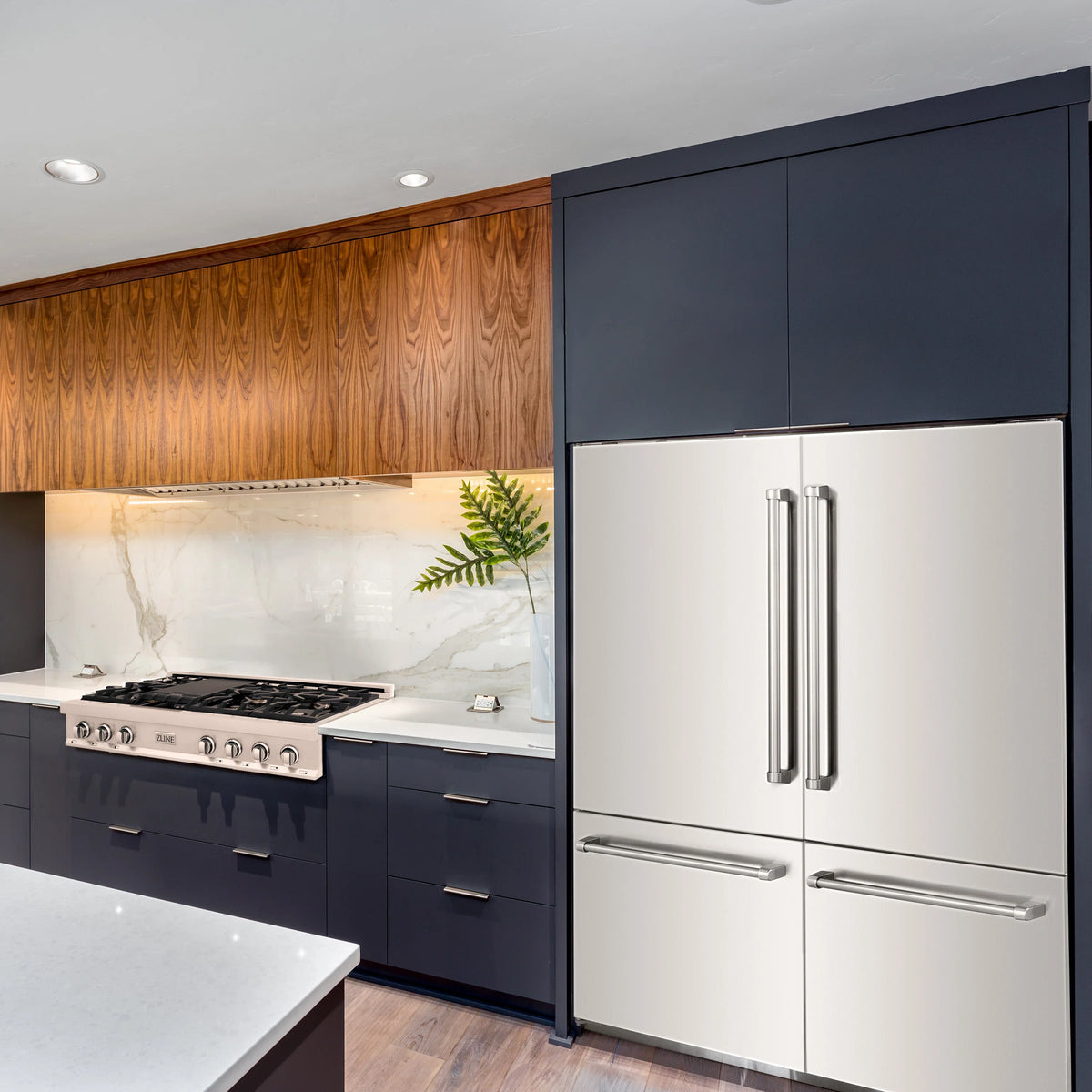 ZLINE - 60&quot; 32.2 cu. ft. 4-Door French Door Refrigerator with Internal Water and Ice Dispenser in Stainless Steel