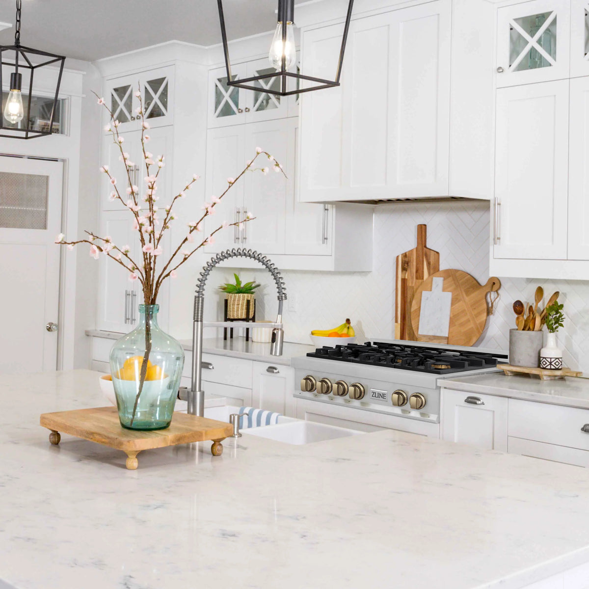 ZLINE - Autograph Edition 36&quot; Porcelain Rangetop with 6 Gas Burners in Stainless Steel and Champagne Bronze Accents (RTZ-36-CB)